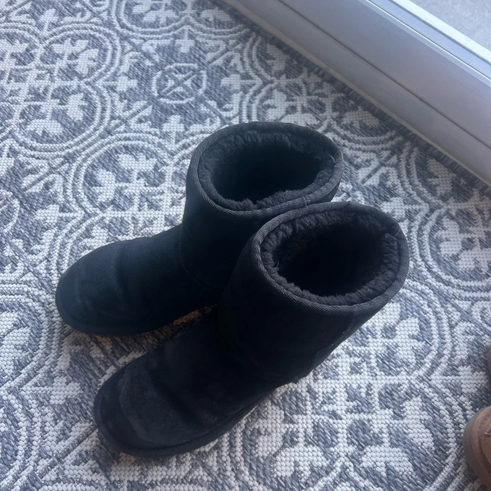 UGG women’s Classic Short Black Boots - Picture 3 of 7